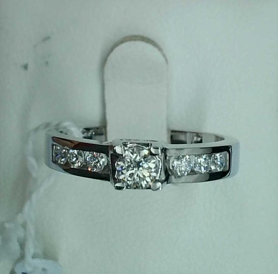 Anillo oro blanco 18K media alianza solitario con diamantes 0,36 ct