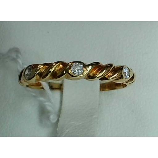 Anillo oro amarillo 18K con 3 diamantes 0,10 ct para mujer