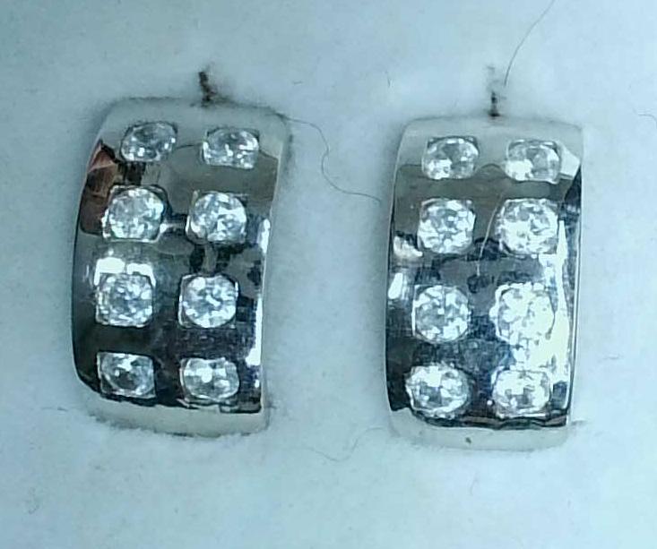 Pendientes cortos oro blanco 18K con circonitas y cierre omega