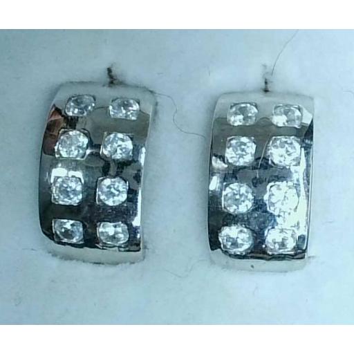 Pendientes cortos oro blanco 18K con circonitas y cierre omega [0]