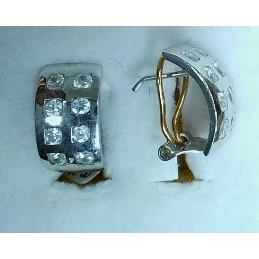 Pendientes cortos oro blanco 18K con circonitas y cierre omega [1]