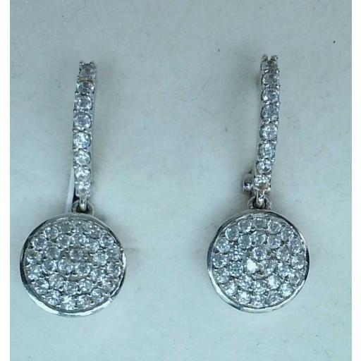 Pendientes largos boda oro blanco 18K con circonitas y cierre catalán