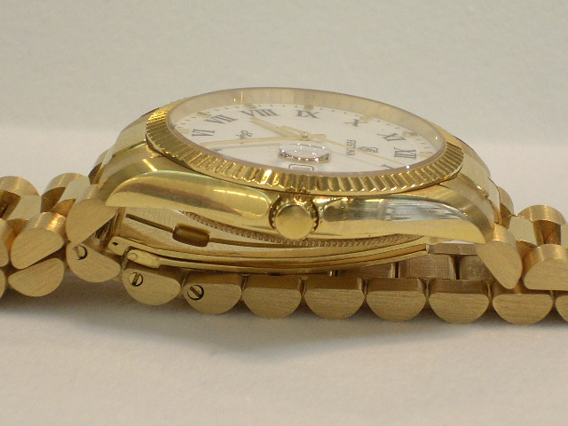 Esta es una fotografía lateral del reloj en la que se aprecia el grosor del Festina Oro y la bonita corona