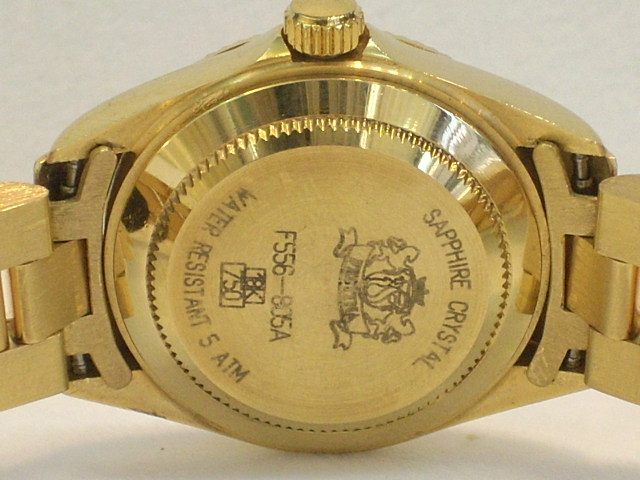 En la parte de atrása de este reloj de oro podemos apreciar todos los datos e inscripciones que Caracterizan a un Festina de Oro Original