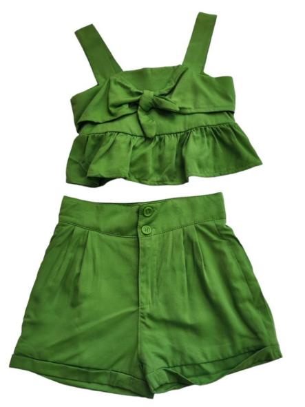 Conjunto  blusa corta tirante con short verde