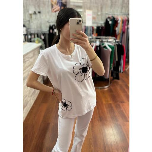CAMISETA FLOR EN BLANCO Y NEGRO
