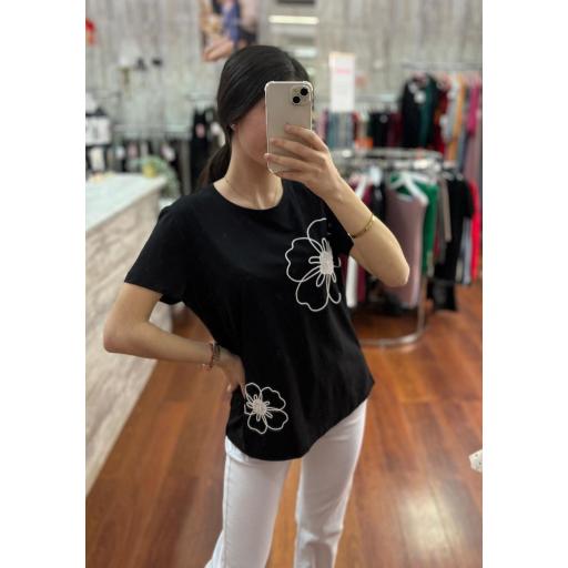 CAMISETA FLOR EN BLANCO Y NEGRO [1]