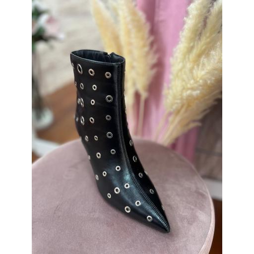 BOTIN TACHAS NEGRO DE 36 A 39 [2]
