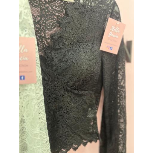 TOP ENCAJE EN BEIGE, BLANCO Y NEGRO [2]