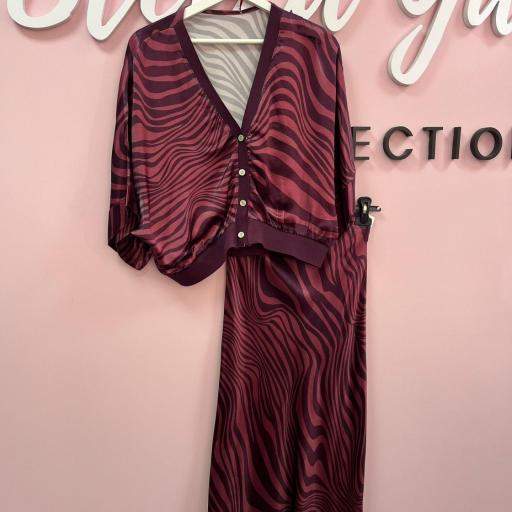CONJUNTO BOMBER Y FALDA GRANATE