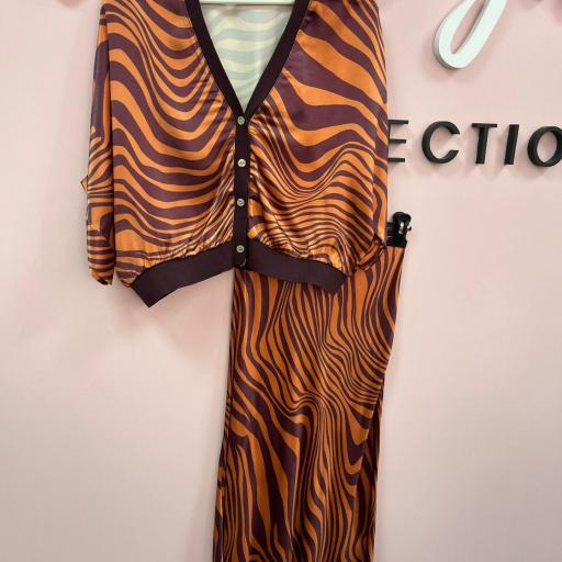 CONJUNTO BOMBER Y FALDA EN TEJA [0]
