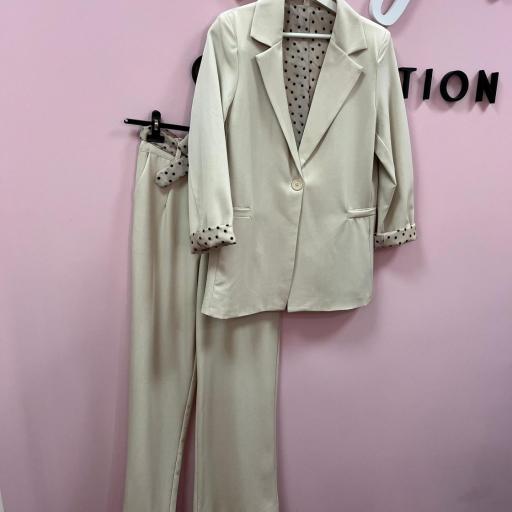  TRAJE BEIGE EN S, M Y L