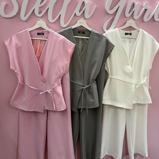 TRAJE GANDIA EN ROSA, GRIS Y BLANCO