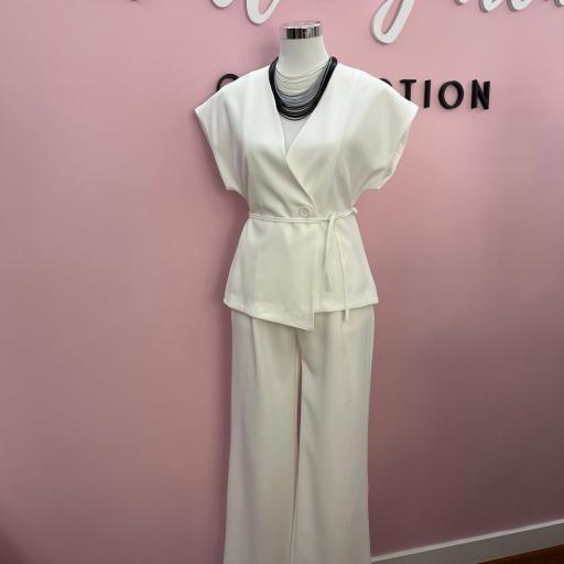 TRAJE GANDIA EN ROSA, GRIS Y BLANCO