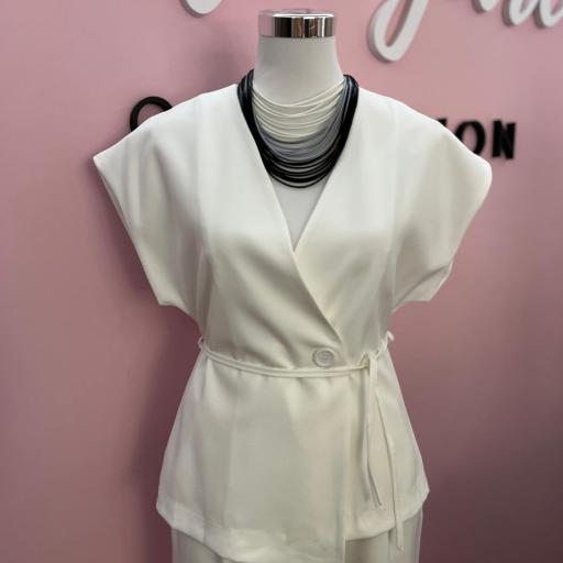 TRAJE GANDIA EN ROSA, GRIS Y BLANCO [1]