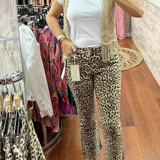 JEANS FLARED ANIMAL PRINT hasta 42