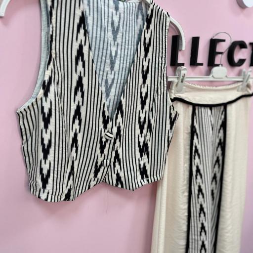 Conjunto de Chaleco y Falda Rayas [1]