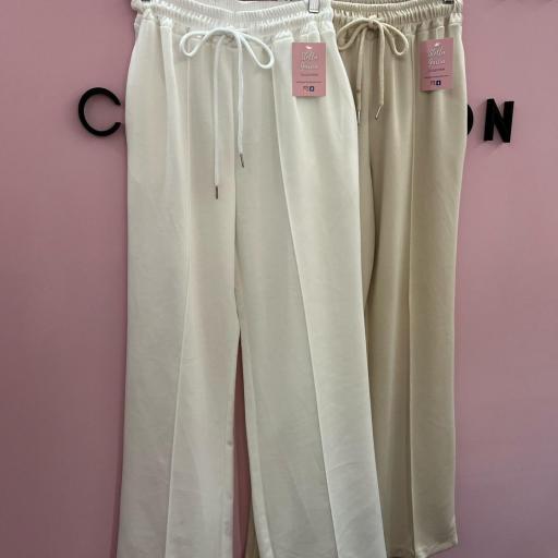 PANTALON TIPO CHANDAL en blanco y beige