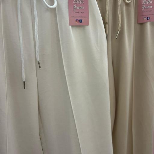 PANTALON TIPO CHANDAL en blanco y beige [0]