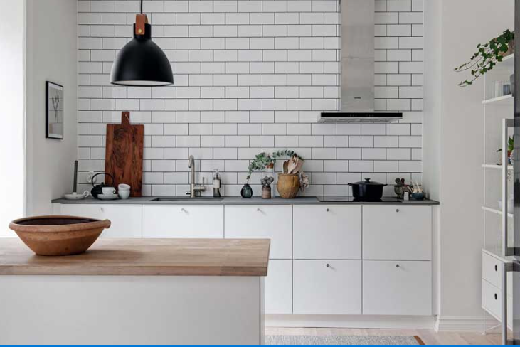 Cocina blanca con azulejos