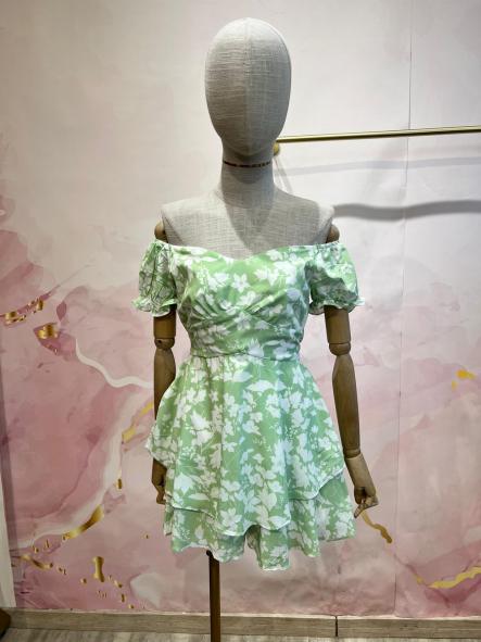 Mono Laura | Mono corto verde floral con volantes [3]