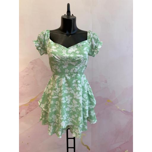 Mono Laura | Mono corto verde floral con volantes [1]