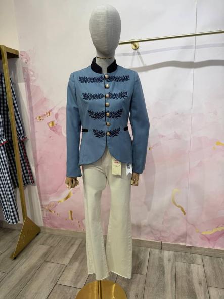 Chaqueta Daniela | Blazer estilo militar con bordados en contraste [2]