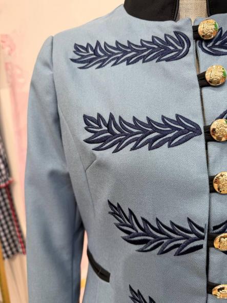 Chaqueta Daniela | Blazer estilo militar con bordados en contraste [3]