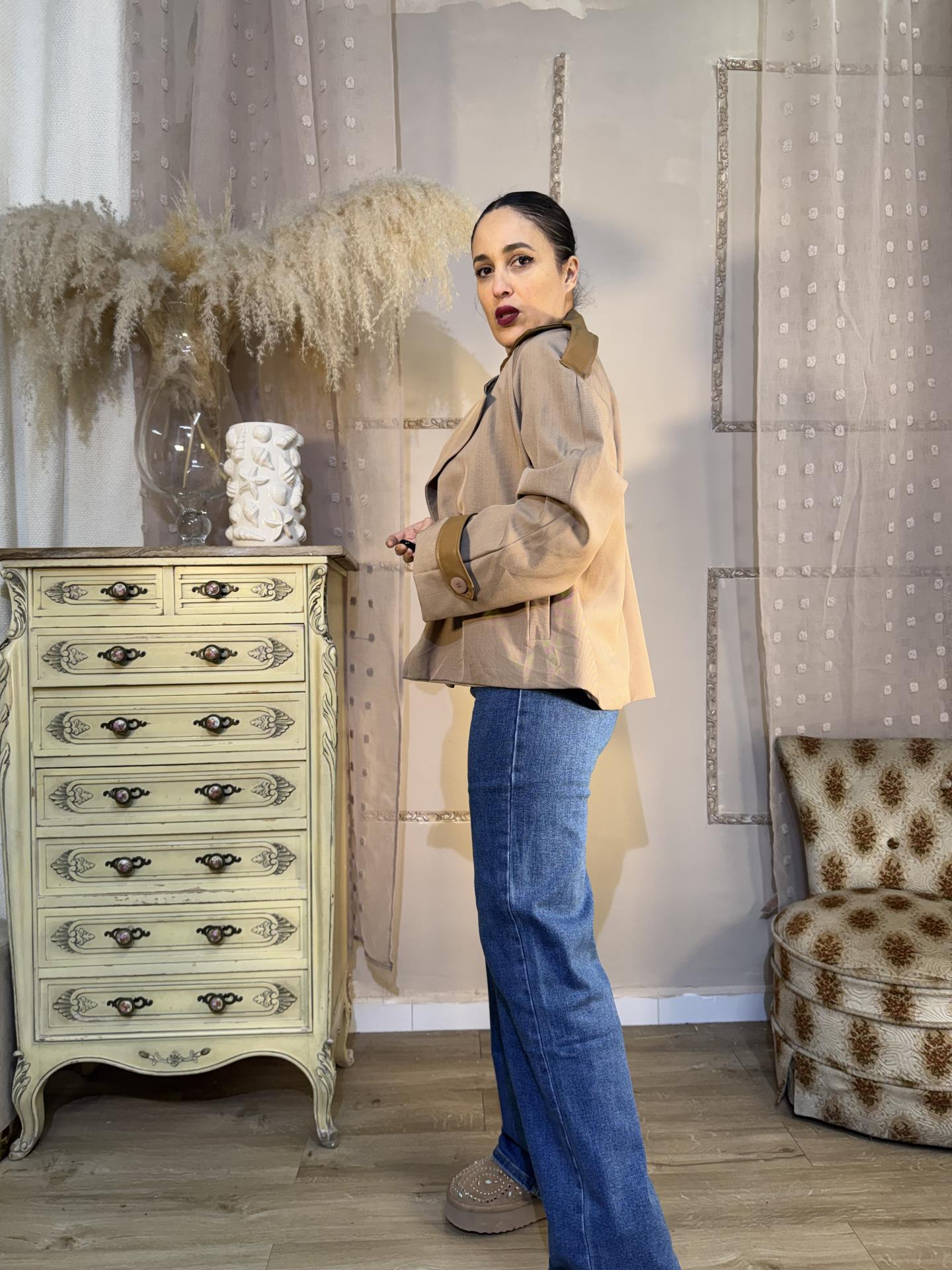 CHAQUETA COLOR BEIG DETALLES POLIPIEL