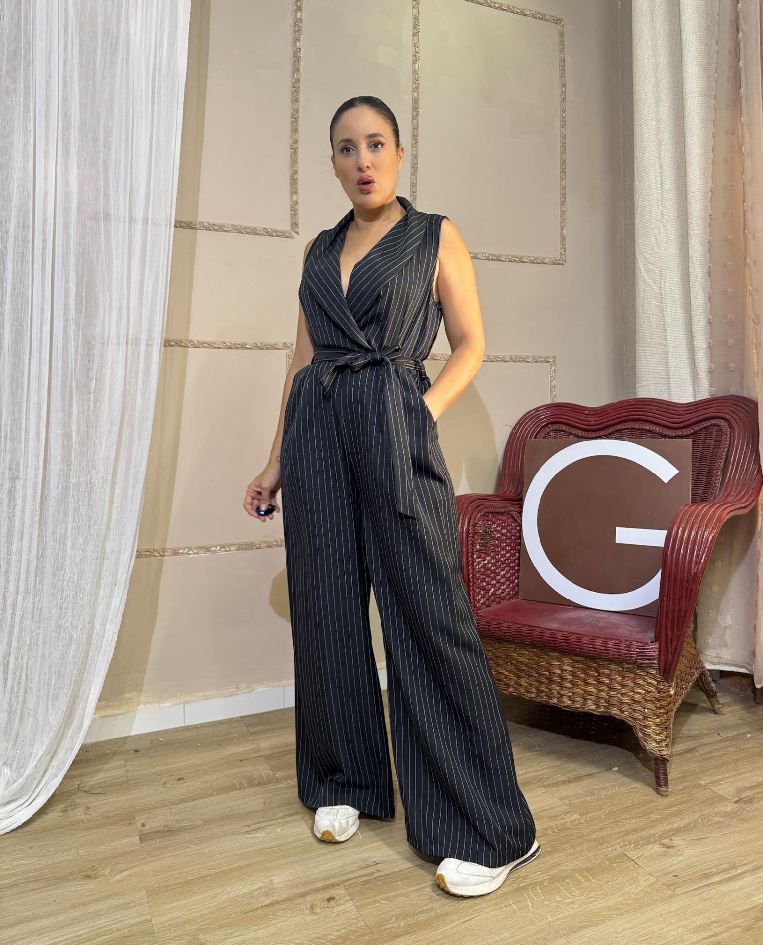 MONO NEGRO SIN MANGAS CON RAYAS BLANCAS