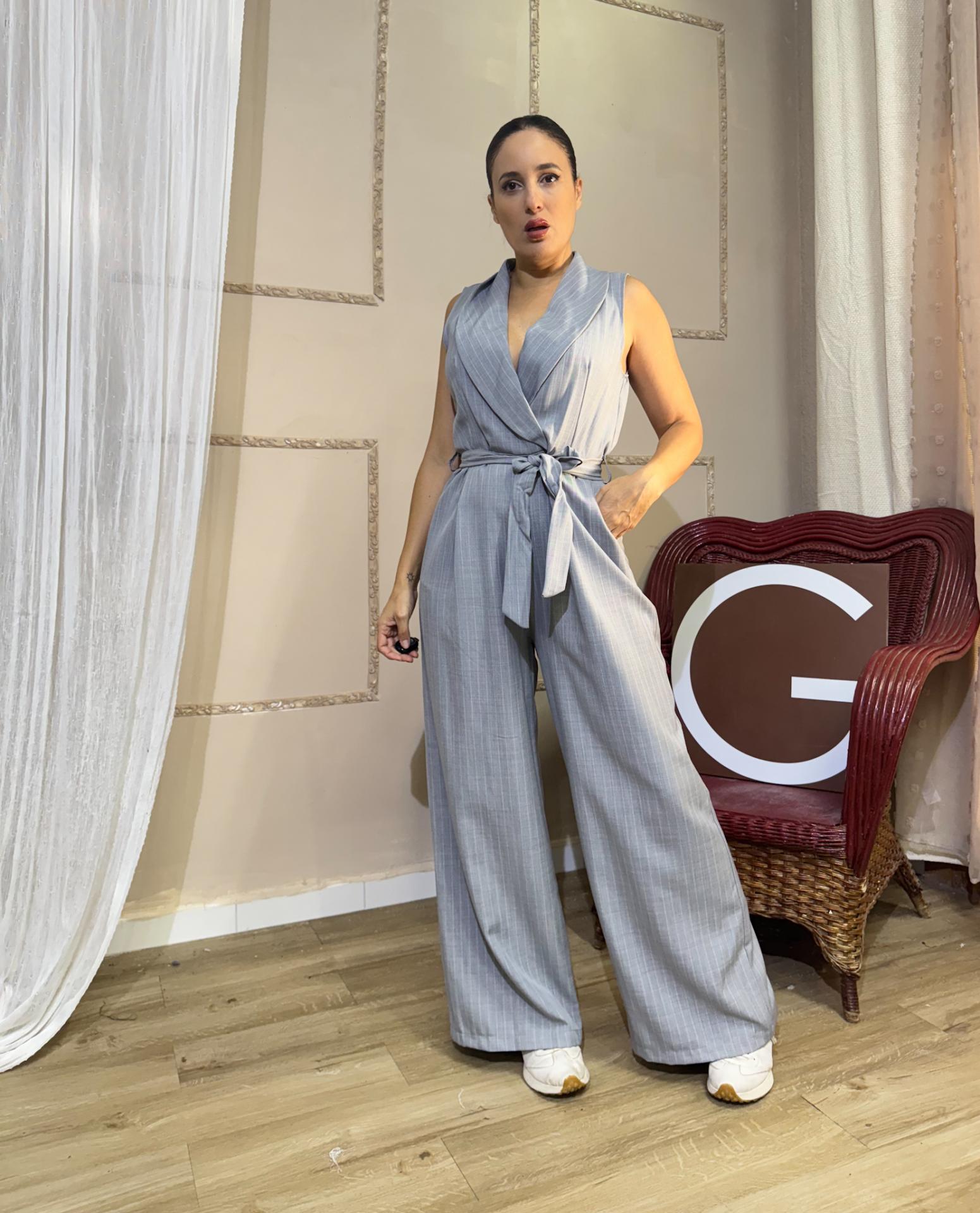 MONO GRIS SIN MANGAS CON RAYAS BLANCAS