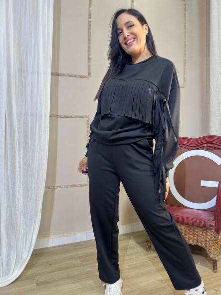 CONJUNTO NEGRO DE PANTALON SUDADERA CON FLECOS EN LA ESPALDA