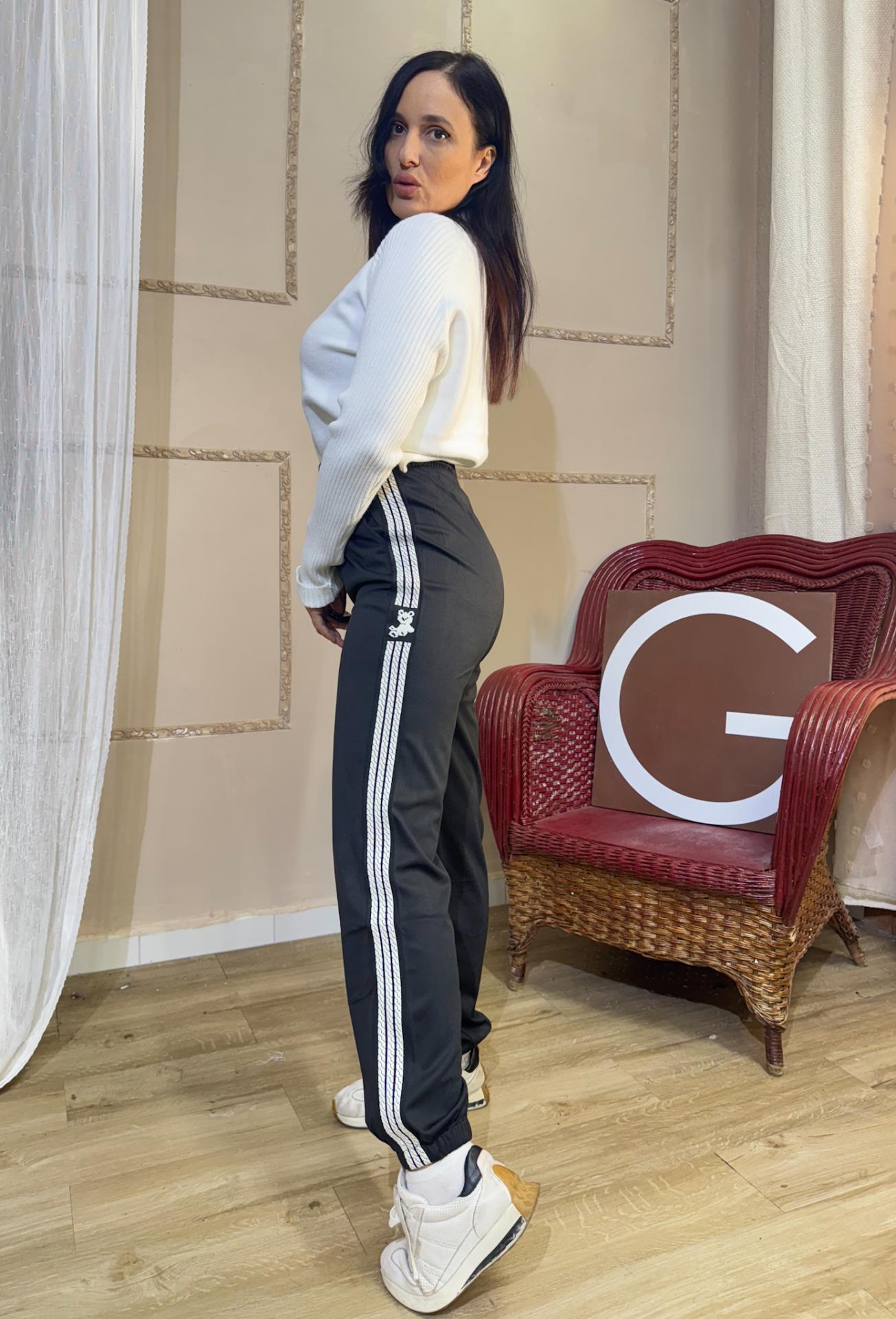 PANTALON NEGRO RAYAS LATERALES BLANCAS CON OSITOS