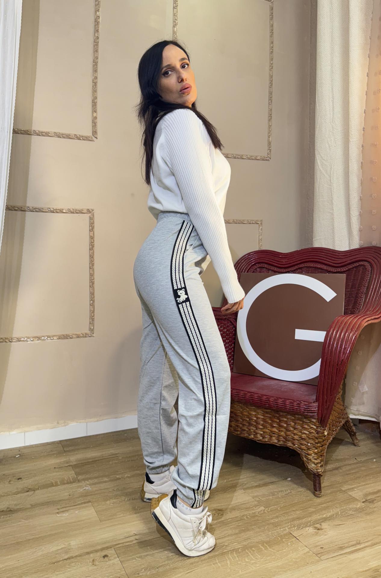 PANTALON GRIS RAYAS LATERALES BLANCAS CON OSITOS