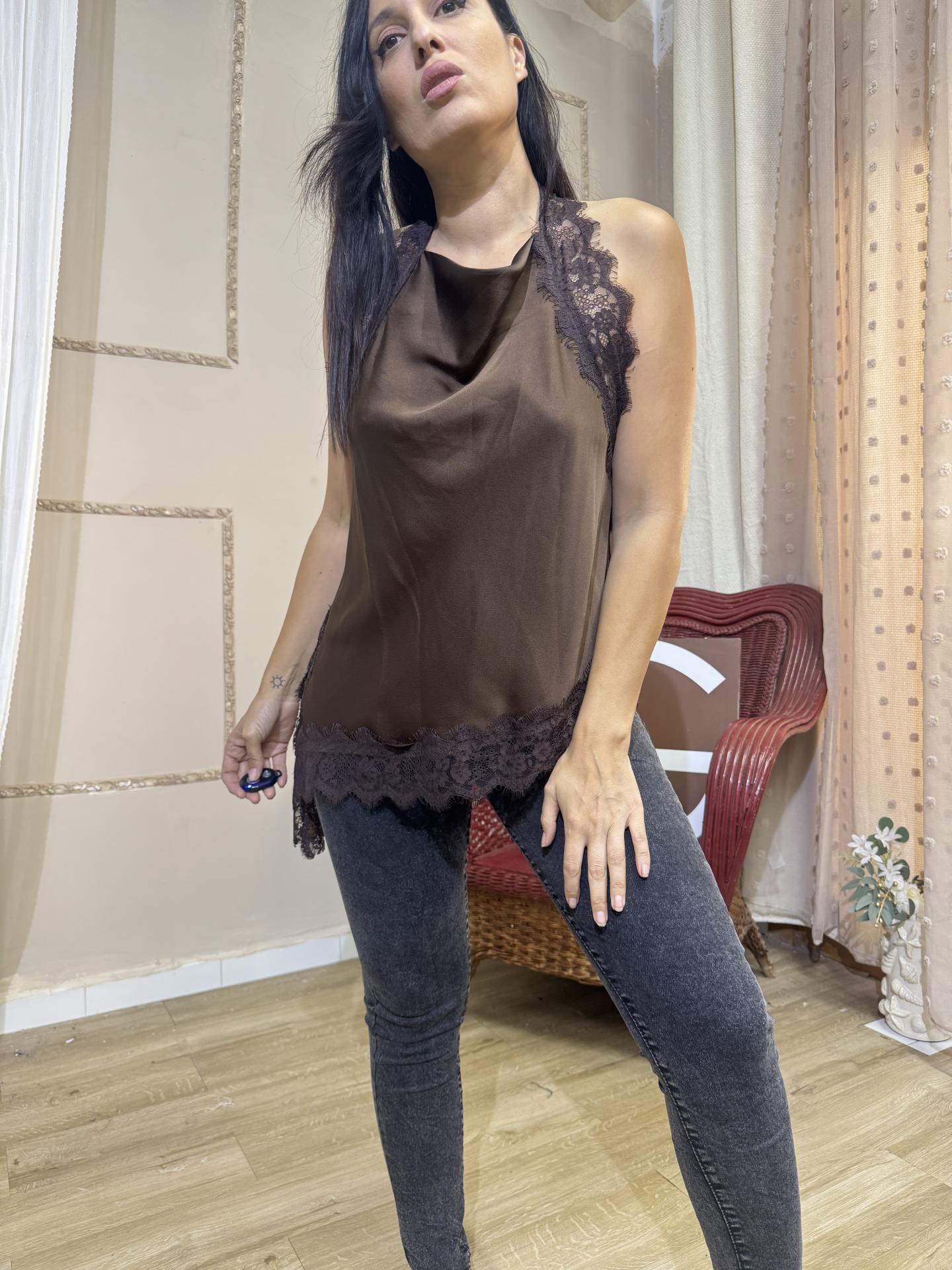 LENCERA MARRON COGIDA AL CUELLO DE RASO CON ENCAGE