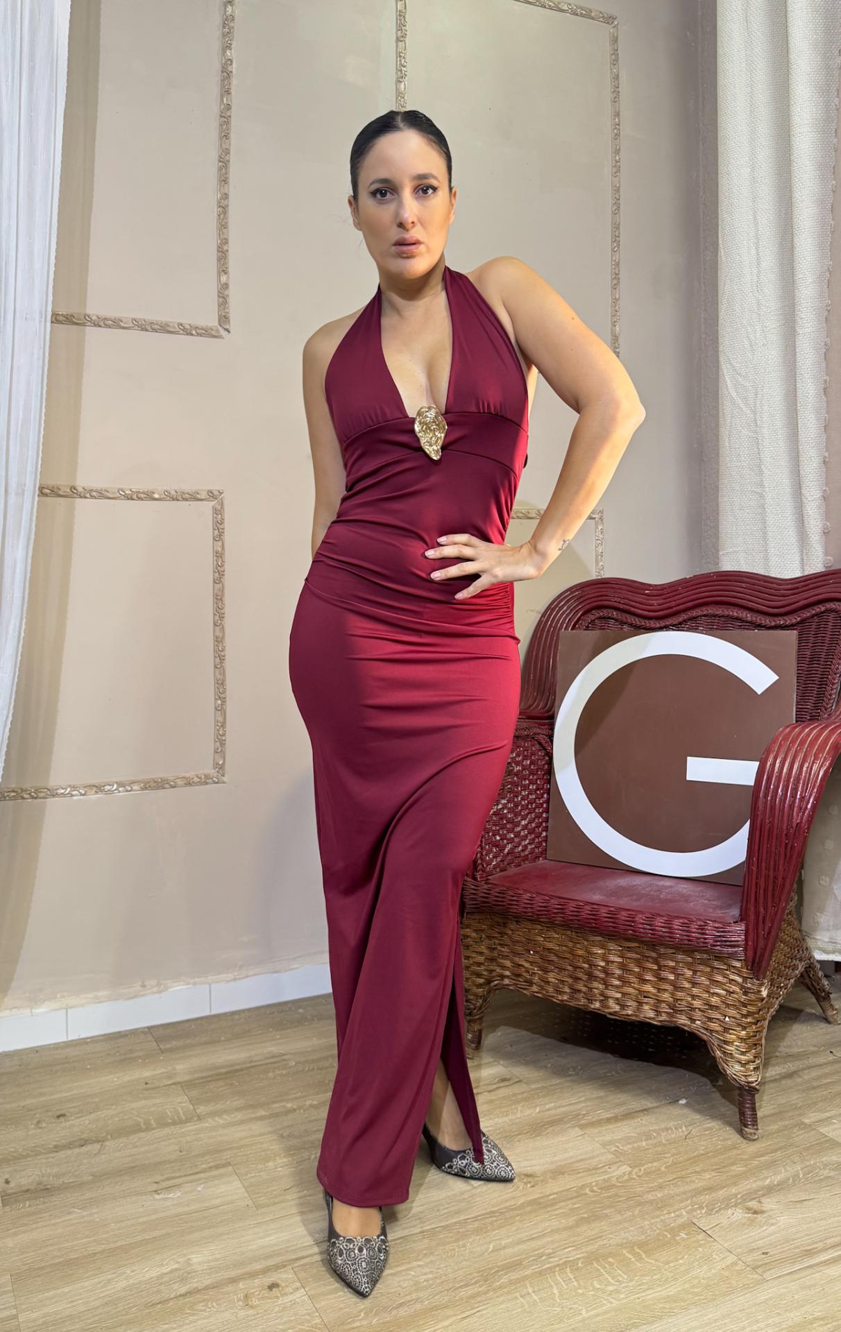 VESTIDO GRANATE DE FIESTA CON CHAPA DORADA EN EL PECHO