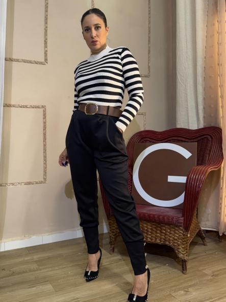 PANTALON NEGRO CON PUÑO EN EL TOBILLO CON BOTONES DORADOS [0]