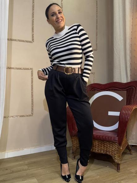 PANTALON NEGRO CON PUÑO EN EL TOBILLO CON BOTONES DORADOS [1]