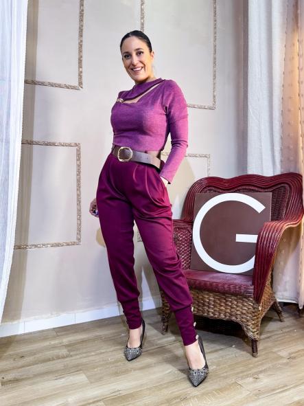 PANTALON GRANATE CON PUÑO EN EL TOBILLO CON BOTONES DORADOS [1]