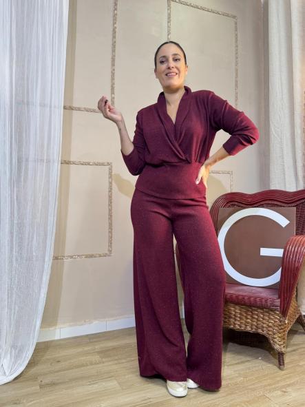 CONJUNTO GRANATE CON PINTITAS DORADAS [1]