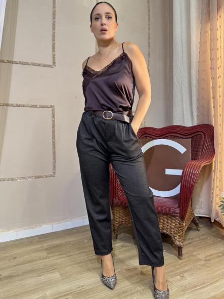 PANTALON NEGRO JASPEADO CON CINTURON MARRON