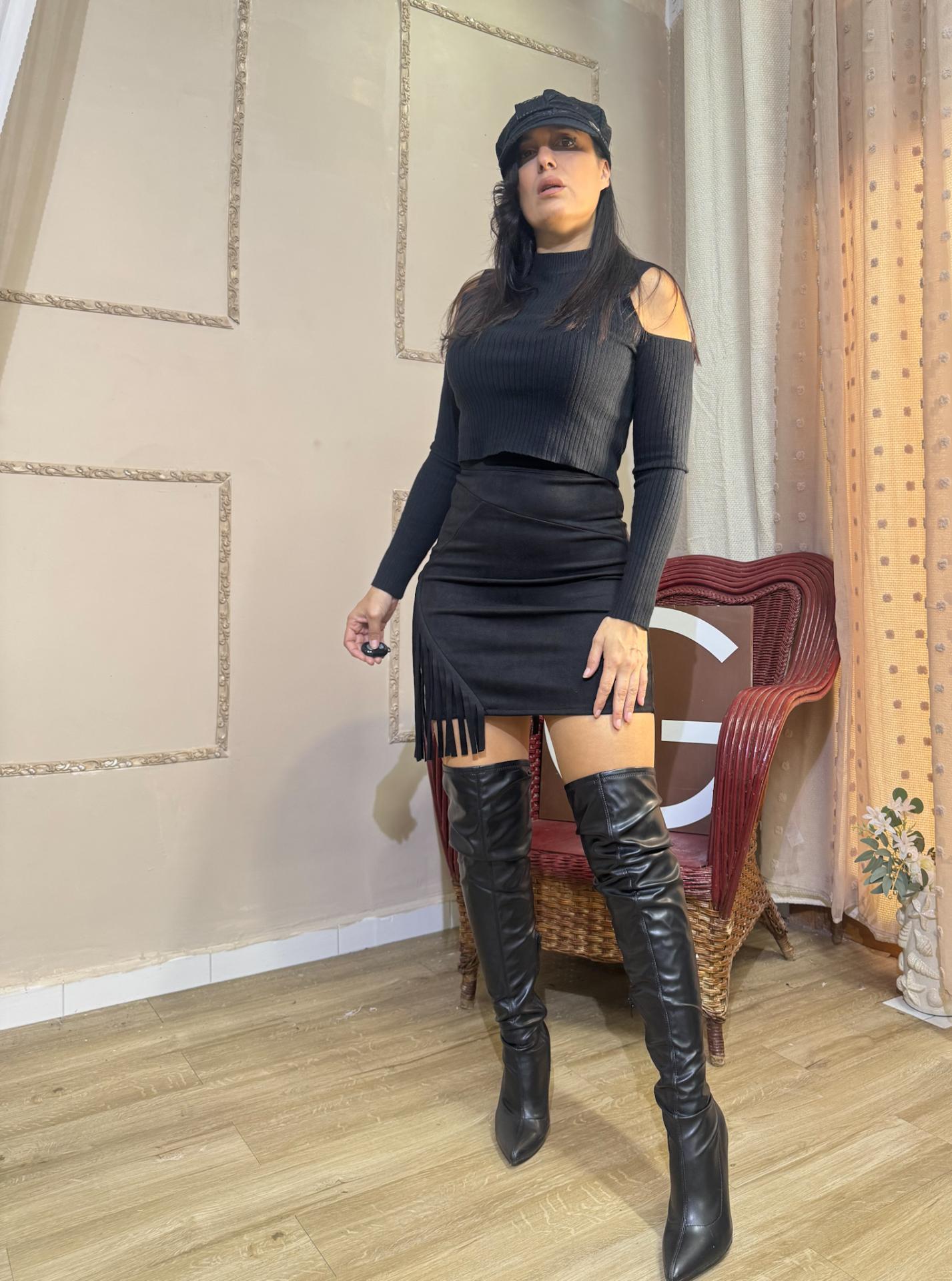 FALDA NEGRA DE ANTELINA CON FLECOS