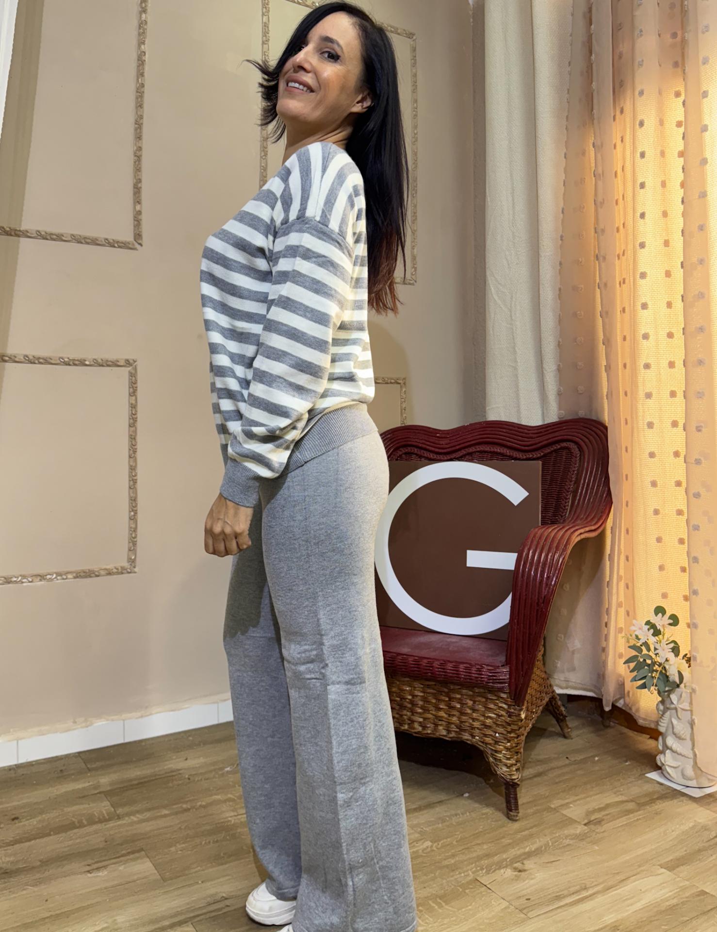 CONJUNTO GRIS DE PUNTO PANTALON LISO JERSEY DE RAYAS