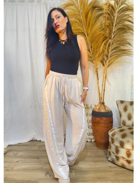 PANTALON BEIG DE HILO LISO RAYAS LATERALES BLANCAS