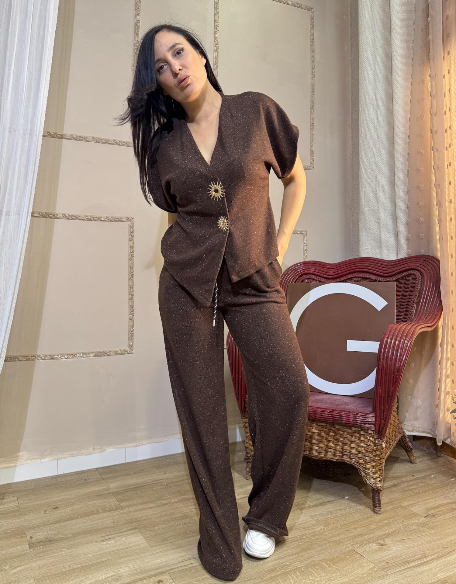 CONJUNTO MARRON CHOCOLATE DE PANTALON CON CHALECO DECORACION SOLES
