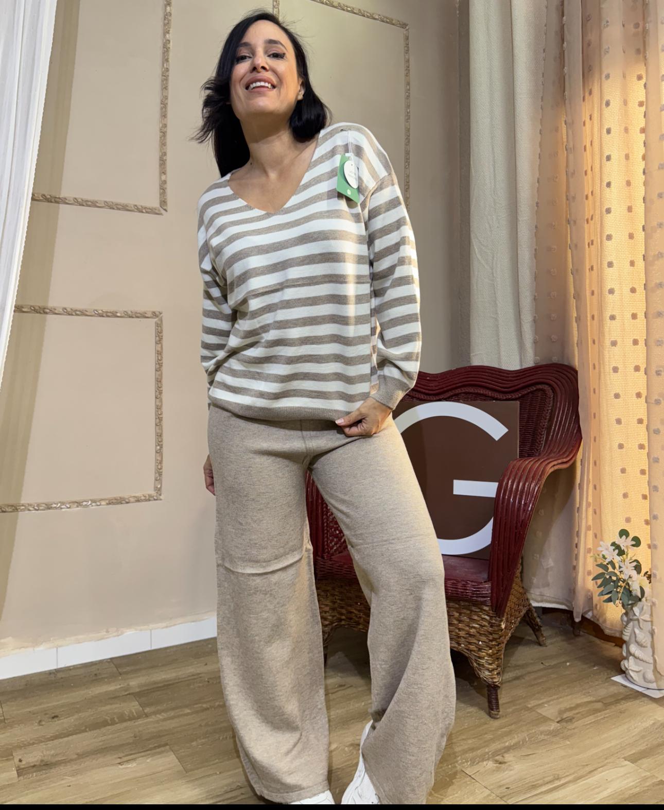 CONJUNTO BEIG DE PUNTO PANTALON LISO JERSEY DE RAYAS