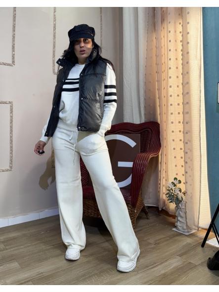 CONJUNTO BEIG PANTALON LISO Y JERSEY CON TRES RAYAS