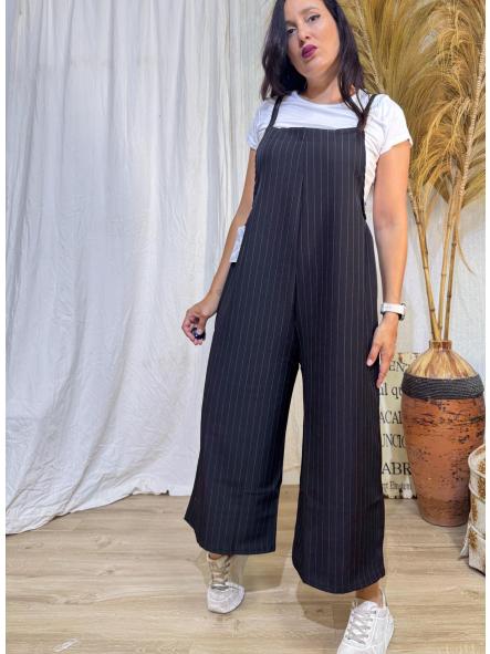 CONJUNTO NEGRO MONO Y CAMISETA BLANCA CON RAYITAS