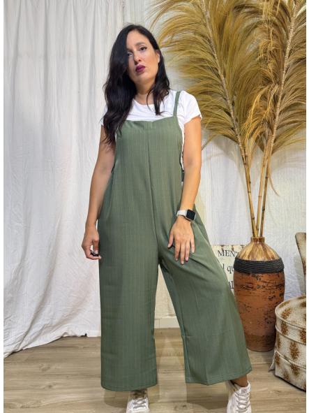 CONJUNTO VERDE MONO Y CAMISETA BLANCA CON RAYITAS