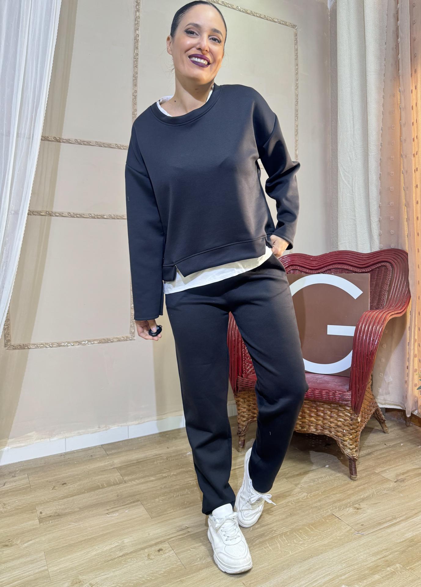 CHANDAL NEGRO CON SOBRE CAMISA BLANCA